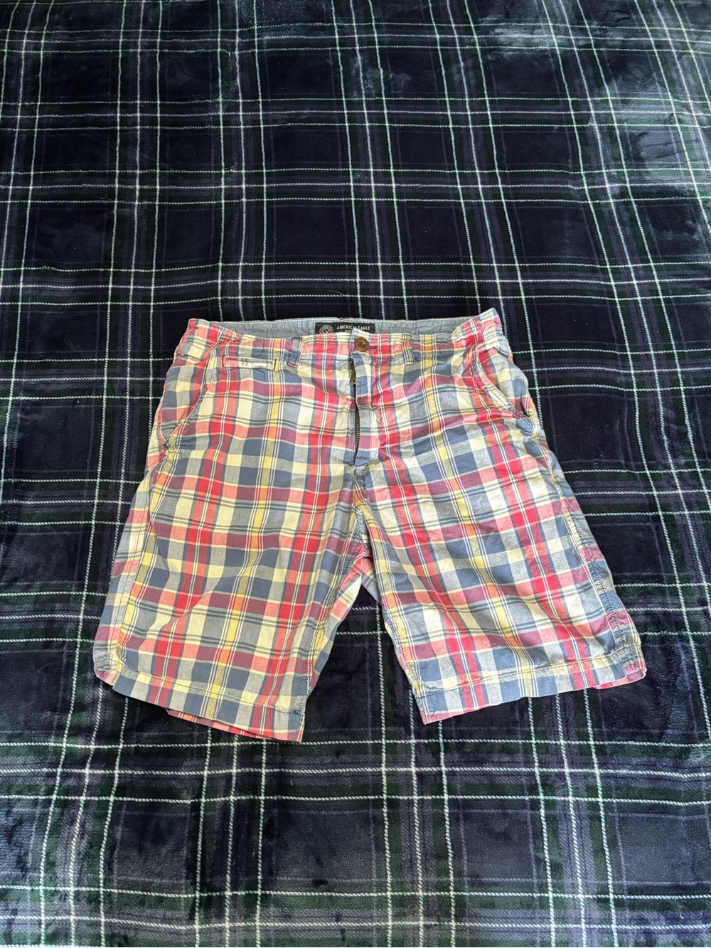 Y2K 2000s American Eagle Outfitters red, blue, and beige plaid shorts. Size 31.